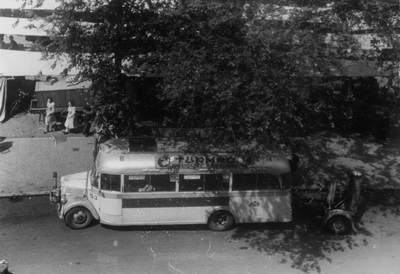 221146 Afbeelding van een autobus met houtgas-generator op het Vredenburg te Utrecht.